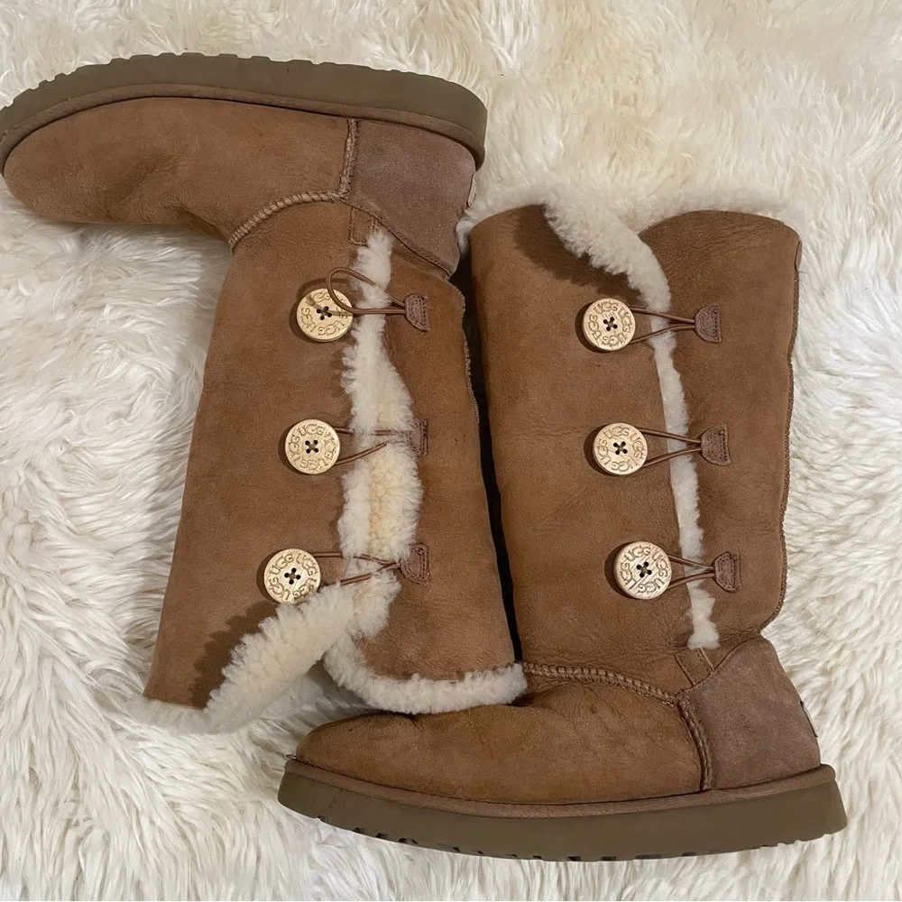 UGG Australia Women's Bailey Button Triplet II Size 10